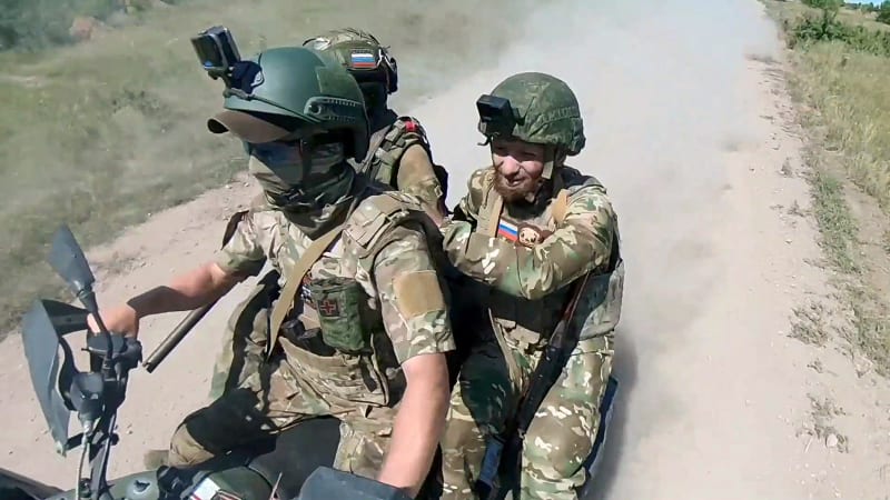 Rusové deptají Ukrajince šílenou taktikou. Vůbec nechápu, co je pohání, popisuje šokovaný voják
