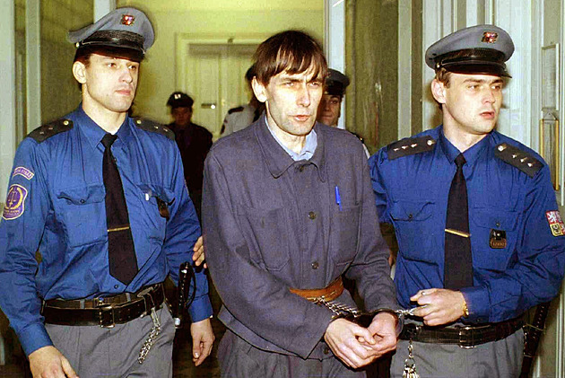 Nejdřív rakve a semtex, pak uřezaná bříška prsů a tunel z cely. Jak dopadl Winkelbauer?