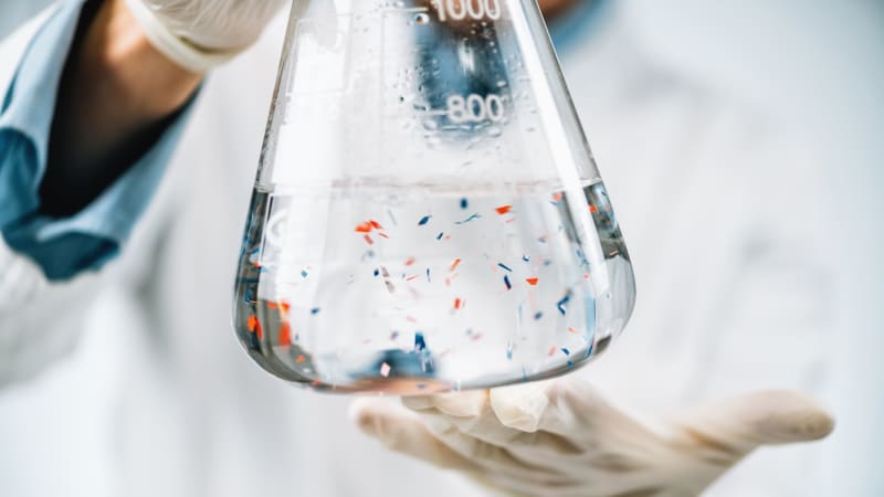 Plasty jsou nebezpečnější, než se dosud věřilo, varuje nová studie. Nejvíc ohrožené jsou děti