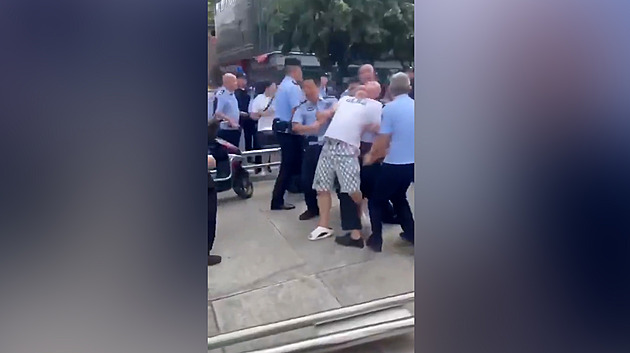 Šikana školačky v Číně zažehla nečekaně velký protest. Policie ho tvrdě potlačila
