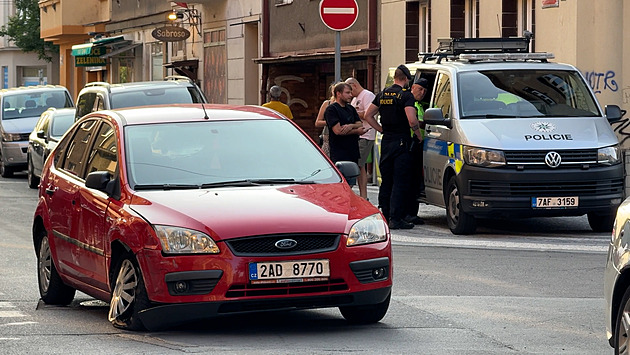 Řidička pod vlivem nabourala dvě auta. Když chtěla odjet, rozpárala si bok vozu