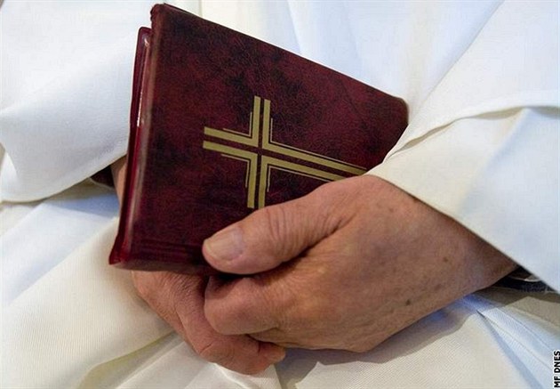 Nařčení biskupova spolupracovníka z nemravností se nepotvrdilo, Holub zváží co dál