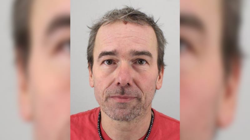 Pedofil z Mostu je na útěku. Matky mu prodávaly dcery, může být ozbrojený