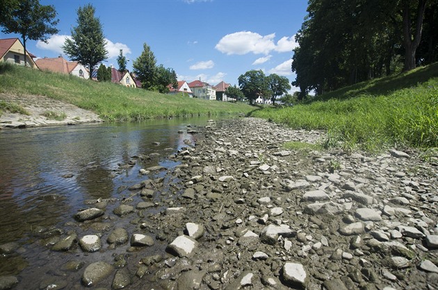 Deštivý červenec zmírnil sucho, ale hladiny podzemních vod stouply jen mírně