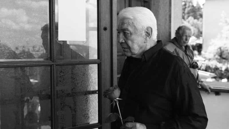 ON-LINE: Poslední rozloučení s Jiřím Krampolem. Herec pohřby nesnášel, Zeman se omluvil