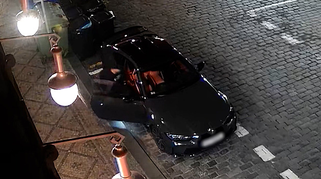 VIDEO: Zloděj cyklista v noci objíždí luxusní auta, z jednoho ukradl slušný balík
