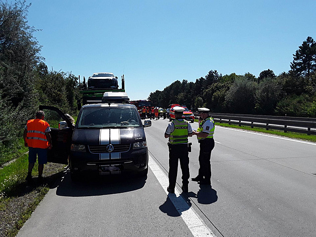 D2 směrem na Brno stojí. Při nehodě tří aut se zranilo i dítě