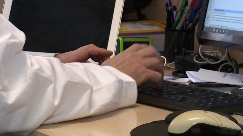„Asi jsme naletěli.“ V Hostomicích mohl řádit falešný lékař, případem se zabývá policie