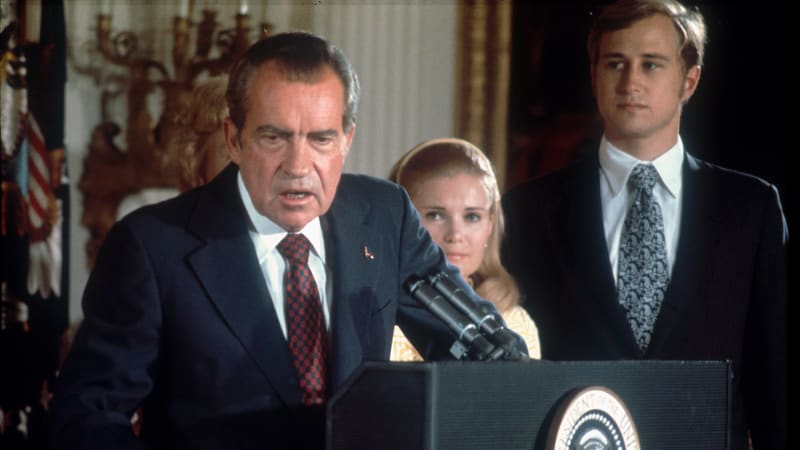 Nixon respektovaný i nenáviděný. Kdo byl muž velkých návratů, kterému zlomil vaz Watergate?
