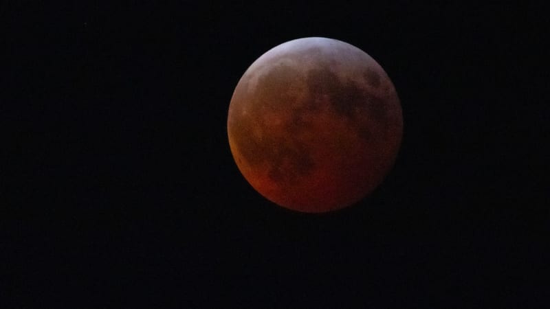 Česko čeká po šesti letech úplné zatmění Měsíce, vidět budou i planety. Kdy úkaz pozorovat?