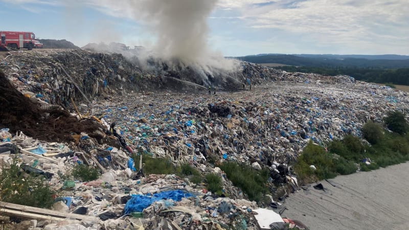 Požár skládky na Příbramsku: Na místě zasahují desítky hasičů, platí 2. stupeň poplachu
