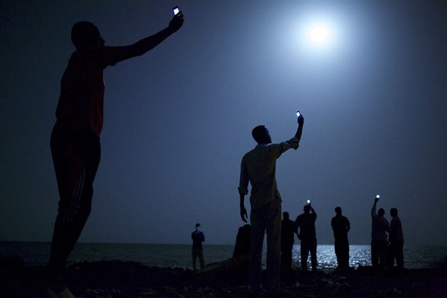 Lovci signálu zvedli mobily k nebi, hypnotická fotka ohlásila migrační vlnu