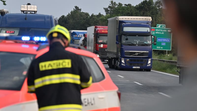 Policie uzavřela dálnici D2 směrem na Brno. Řešila několik nehod v silném provozu