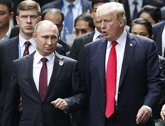 „Aljaška je geniální volba.“ Trump ukazuje svaly, ze symboliky má radost i Putin