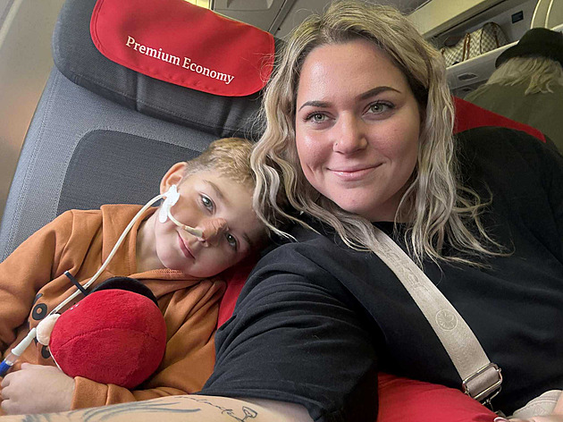 Vstříc šanci na život. Chlapec s vážným onemocněním se odlétá léčit do Bostonu