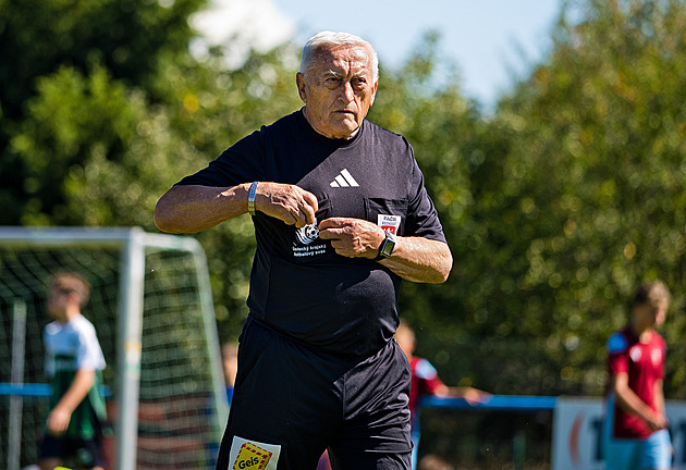 V 82 letech stále rozhodčím. Budu zase přísný, lidé jsou zlí, mrzí Topinku