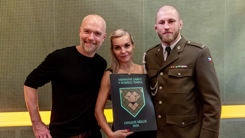 Světlo odvahy v temnotě. Kalendář ukazuje příběh českých hrdinů, výtěžek pomůže rodinám vojáků