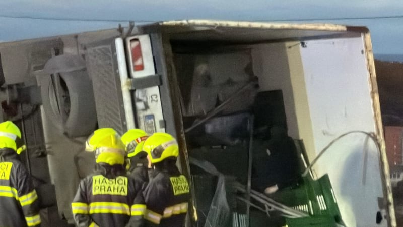 Nájezd na D10 v Praze blokuje převrácený kamion. Omezení potrvá několik hodin