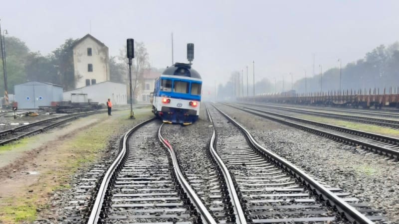 V Neratovicích vykolejil vlak. Hasiči evakuují desítky cestujících, provoz byl zastaven