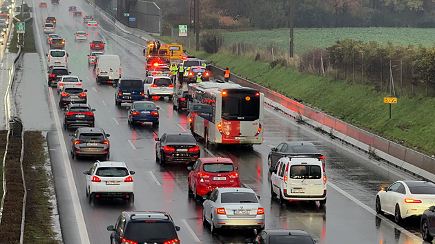 Nehoda tří aut uzavřela u Prahy D1 ve směru na Brno, dva lidé jsou zranění