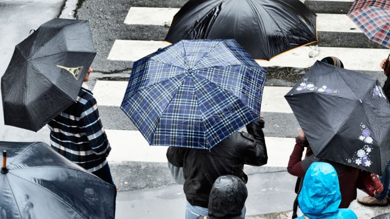 RADAR: Nad Českem se stahují mračna, citelně se ochladí. Podívejte se, kde bude pršet