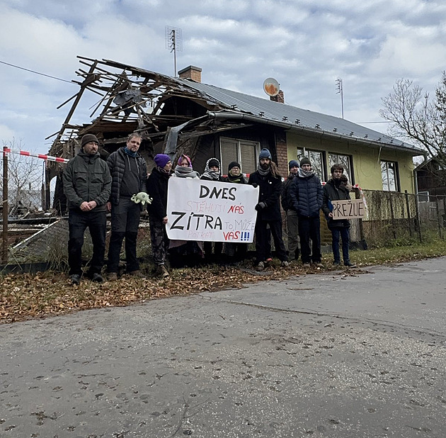 Aktivisté opět obsadili střechu v Bedřišce, dorazí i zmocněnkyně pro romské menšiny