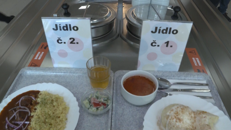 Pražská škola zachraňuje nesnědené obědy ze své jídelny. Pomáhají lidem v nouzi