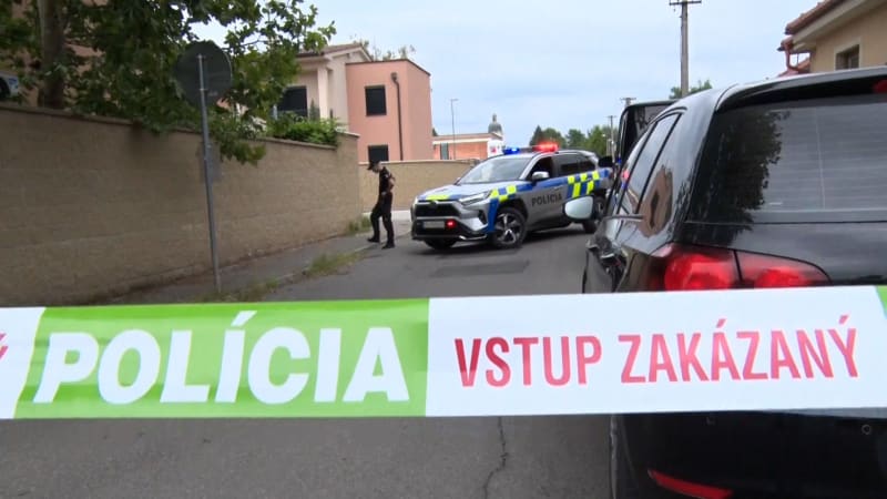 Tragická střelba v paneláku. Manžele v Ružinově našli v bytě mrtvé, může být za tím nevěra