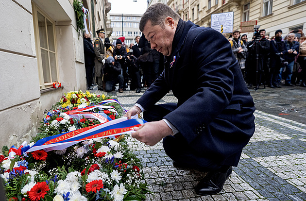 Opět ztrácíme svobodu, hlásal Okamura u Hlávkovy koleje. Na Národní poslal květiny