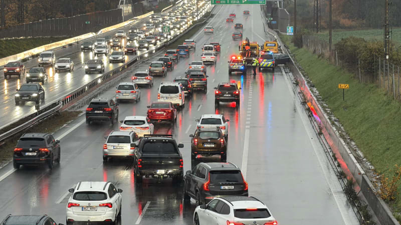 Dálnici D6 uzavřely dvě dopravní nehody. Hlavní tah směrem na Karlovy Vary stojí