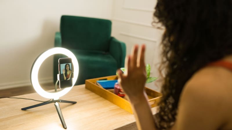 Záhadné zmizení influencerky: Poslední zpráva, krev na zdi a hořící auto. Podezřelý je expřítel