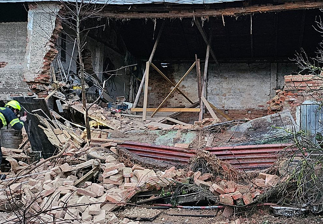 Zřícená zeď domu na Karlovarsku zasypala ženu, sama se dostala ze sutin