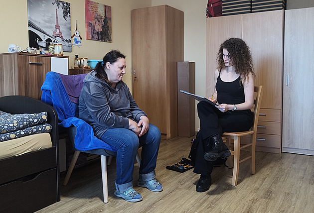 Portréty i fotografie. Studenti zachytí příběhy klientů chráněného bydlení