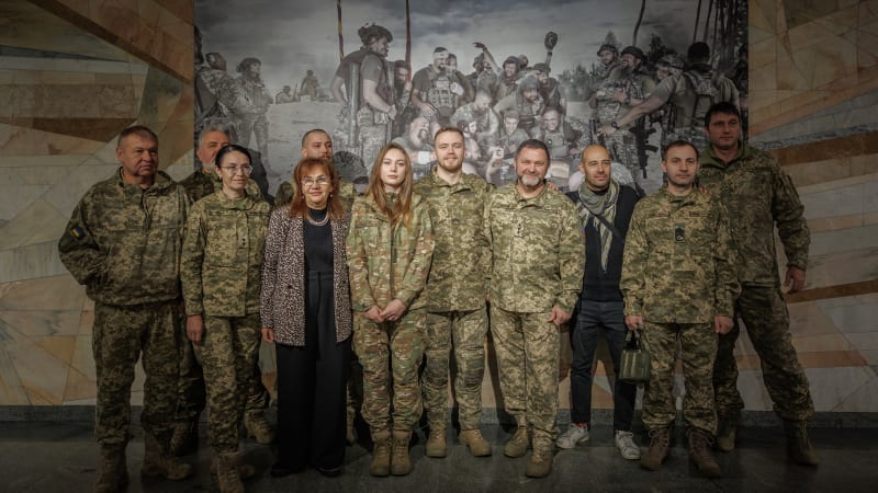 Meče vyměnili za raketomety. Ukrajinci napodobují scénu ze slavného obrazu