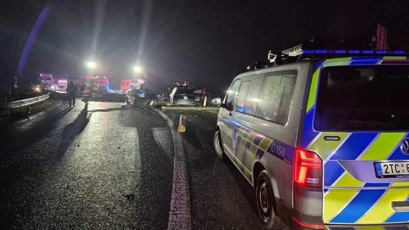 Na dálnici u Ostravy vrazilo několik aut do vysypaných klád. Policejní záběry odhalují zkázu