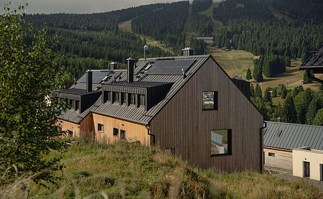 Dvojdům v Krušných horách s modřínovou fasádou nabízí nebývalý luxus