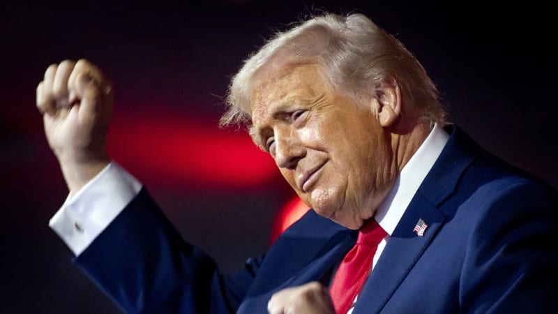 Trump zpět do Bílého domu vtrhl jako uragán. Celý svět šokoval několika klíčovými kroky