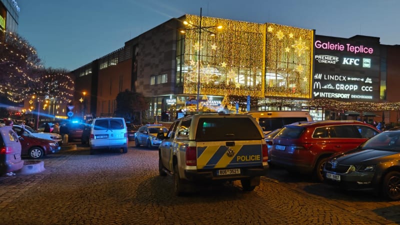 Policie evakuuje nákupní centrum v Teplicích. Anonym hrozí střelbou