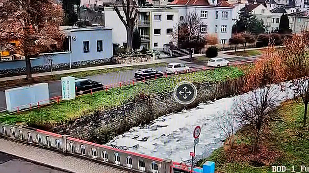 Voda v řece byla samá pěna. Povodí podezírá chemičku, případ řeší policie