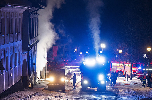 Pět hasičů se zranilo při zásahu u požáru sauny na Českokrumlovsku