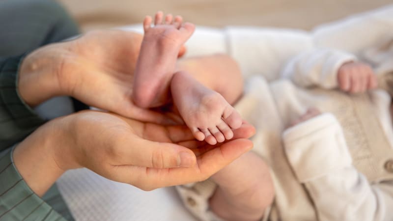 První pražský novorozenec roku 2026 přišel na svět 31 minut po půlnoci. Dostal krásné jméno