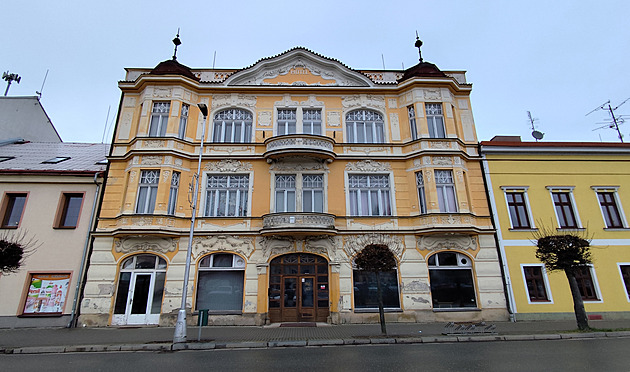 Opuštěný hotel na náměstí raději koupilo město, bálo se vzniku ubytovny
