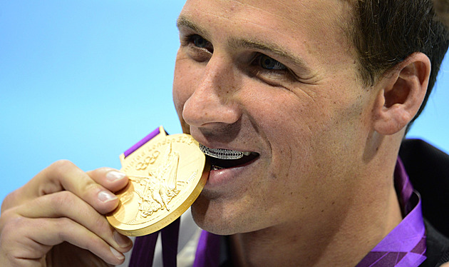 Hvězdný plavec vydražil svá olympijská zlata. Utržil téměř osm milionů korun