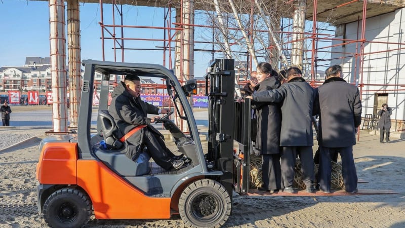 Kim Čong-un řádil na ještěrce. Při sázení stromů s cigaretou v ruce svezl soudruhy i dceru