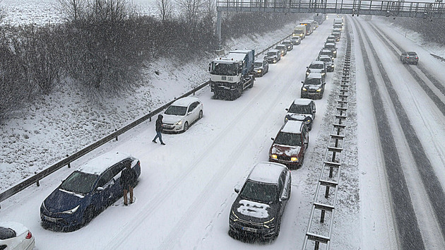 Vydatné sněžení způsobilo desítky nehod, potíže měla i MHD