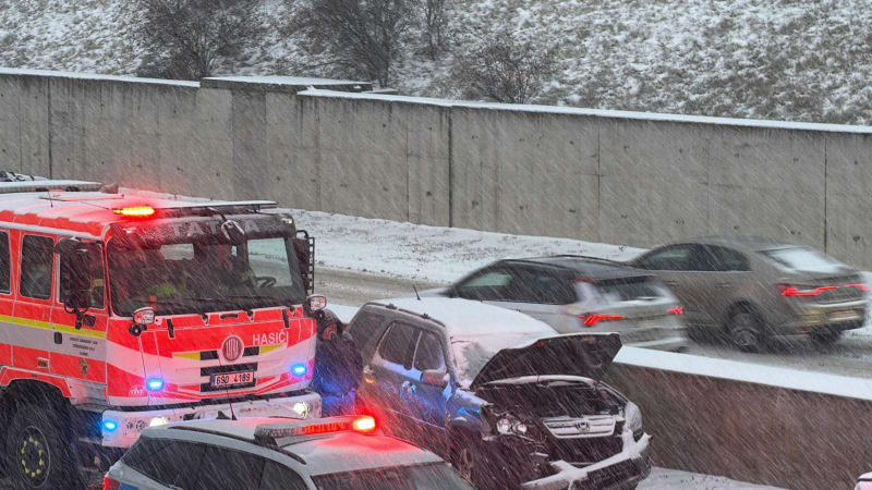 ON-LINE: Sněhové peklo v Česku. Klíčové tahy stojí, problémy jsou i na železnici