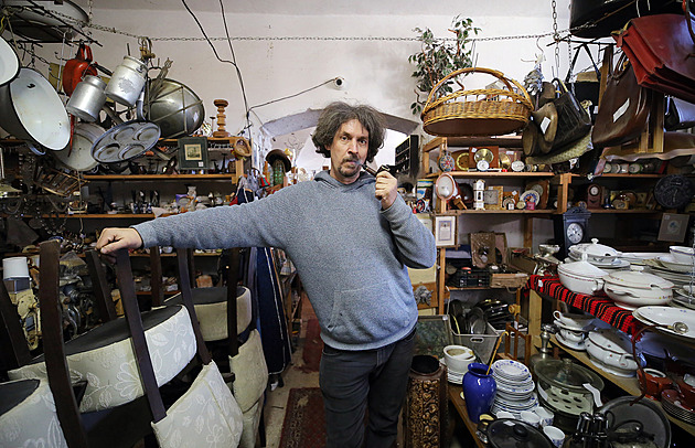 Nejznámější český vetešník. Na zámku vytvořil neobyčejné království starých věcí