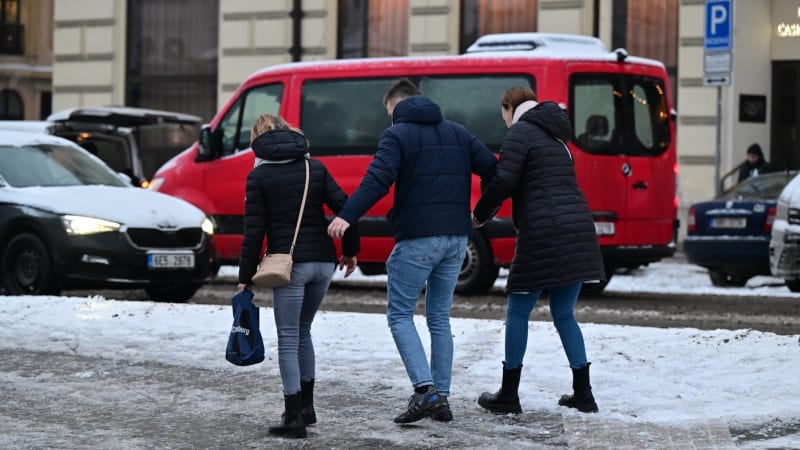 Česko zůstane pod ledem i v dalších dnech, platí VÝSTRAHA. Kde bude situace nejhorší?