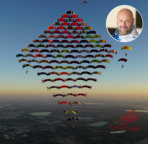 Proč nám říkají rychlé nože. Parašutista o účasti na rekordu i nejčastějších zraněních