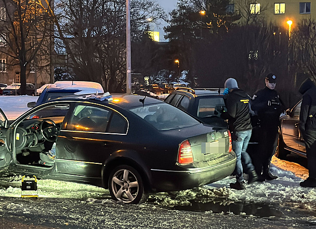 Policisté v Praze stříleli po ujíždějícím autě. Řidič utekl, hledají ho